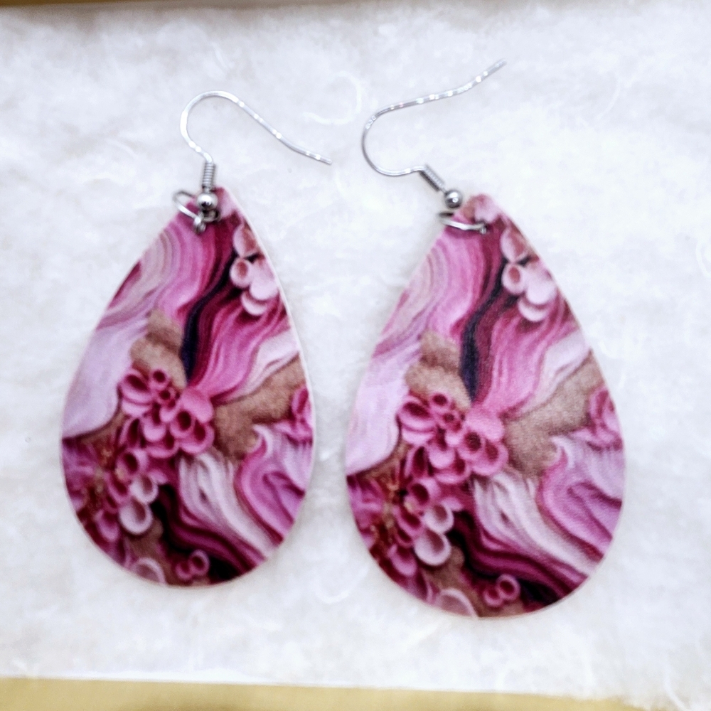 Earrings Brand new beautiful lite weight. Will come with free backs.